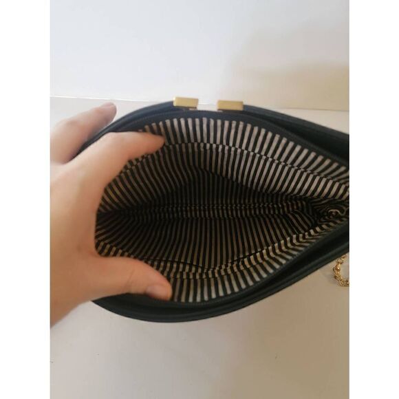 V black leather crossbody bag - Picture 4 of 6